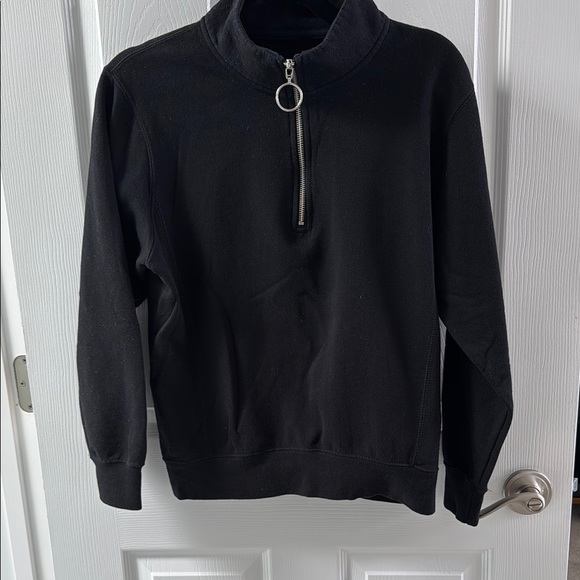 athletic apparel Tops - ❤️Black High Collar Sweatshirt